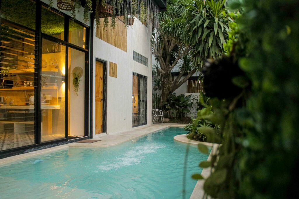 Elegant backyard pool with modern design, perfect for Louisiana’s hot weather and heavy rain. Surrounded by lush greenery and stylish architecture, offering a relaxing outdoor oasis.